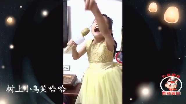 妹妹背着洋娃娃月月演唱