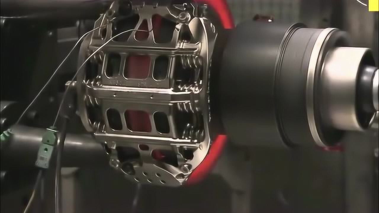 测试时速290公里的f1赛车瞬间刹车,看着好震撼啊