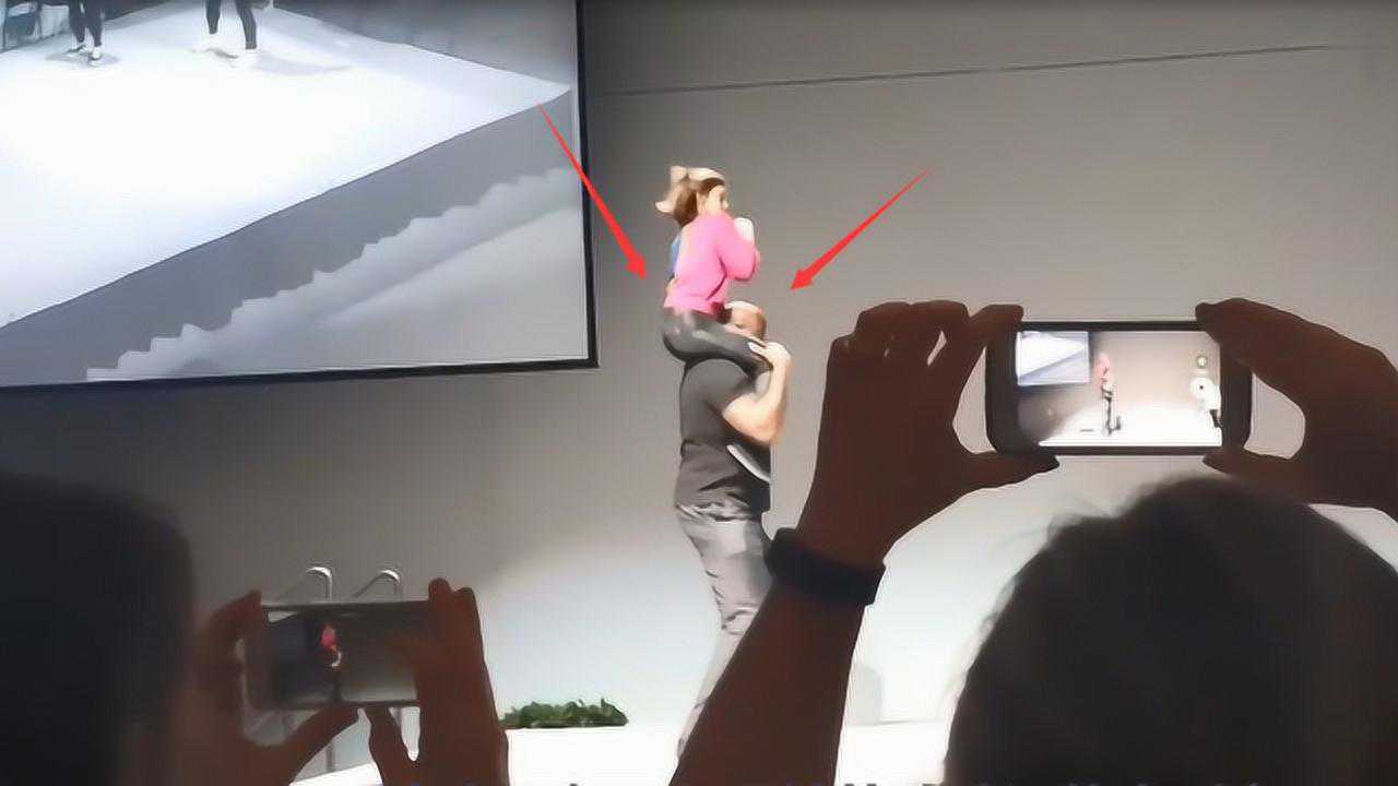 奥尼尔与美女斗舞,让女孩骑在头上跳小黄鸭_腾讯视频