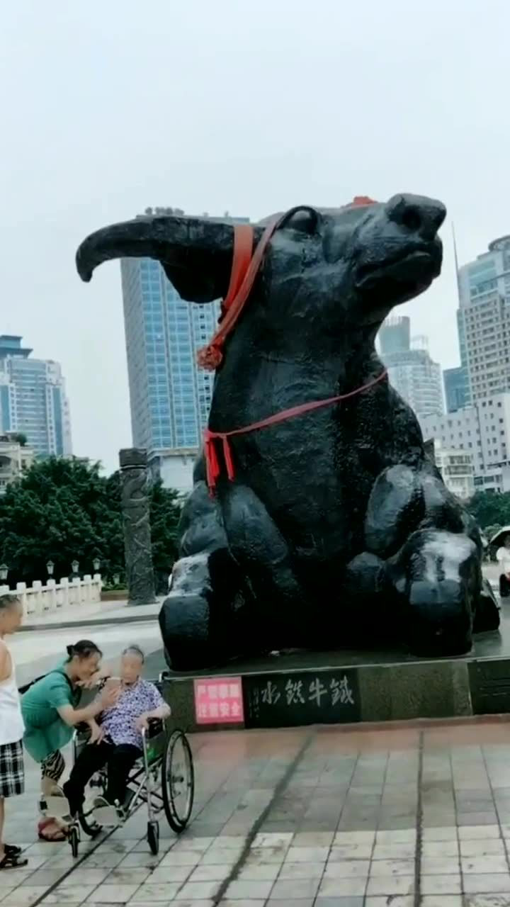 四川绵阳铁牛广场的"镇水铁牛