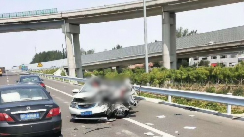 北京通州东六环发生一起交通事故 轿车撞上故障货车 致4死1伤