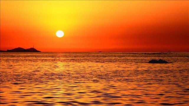 日出日落的太阳是橙红色的,正午的太阳是黄白色的,这是为什么?