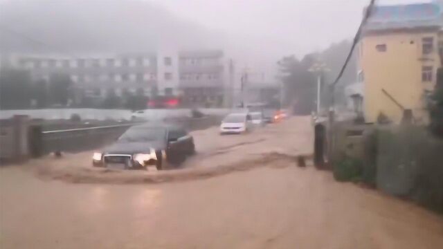 甘肃华池突遭暴雨冰雹袭击:街道瞬间成河,部分店铺受损