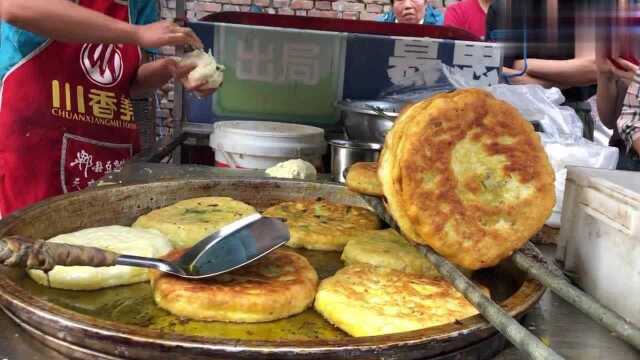 西安早市:这么多人排队卖油炸菜盒,一大早要卖空几大盆馅