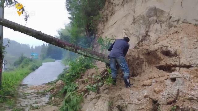 道路滑坡阻碍通行,郴州桂阳多部门全力抢修,现已恢复通行!