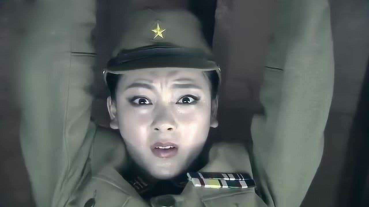 女特务易容成女鬼子,没想到女鬼子回来,特务直接撑在房顶上