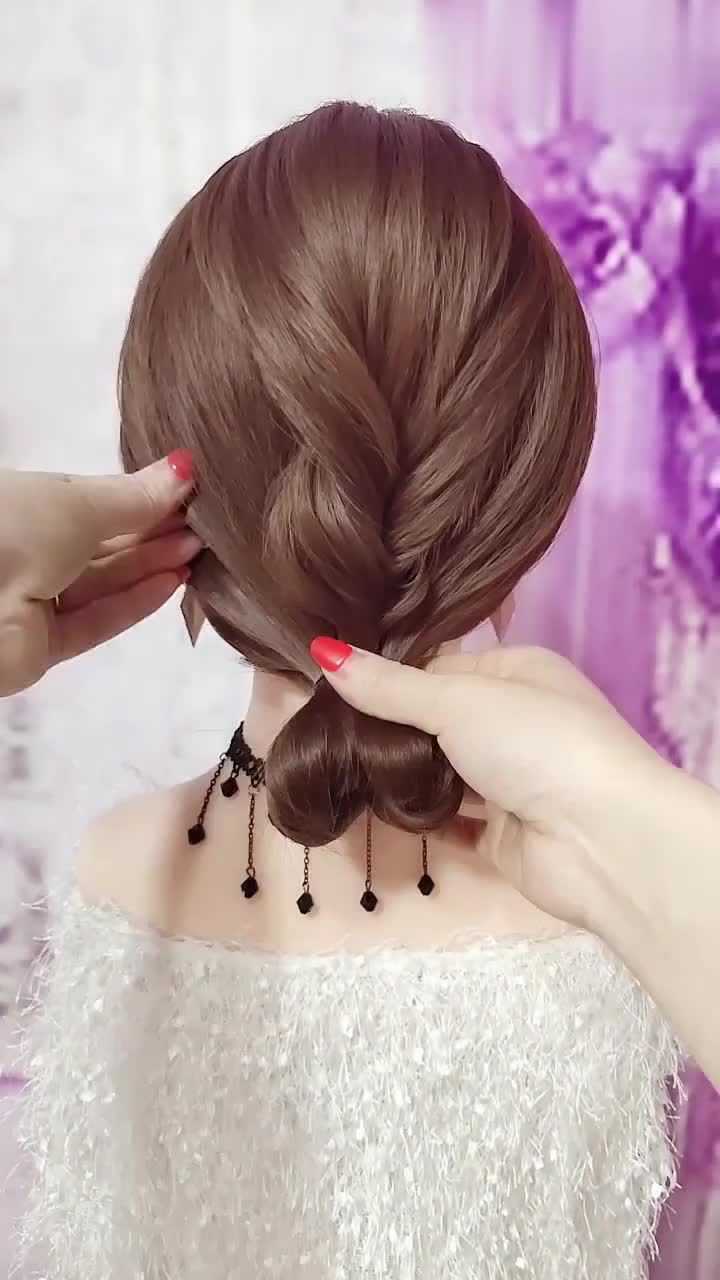 中短发美女都喜欢这样扎,简单凉快,谁扎谁好看