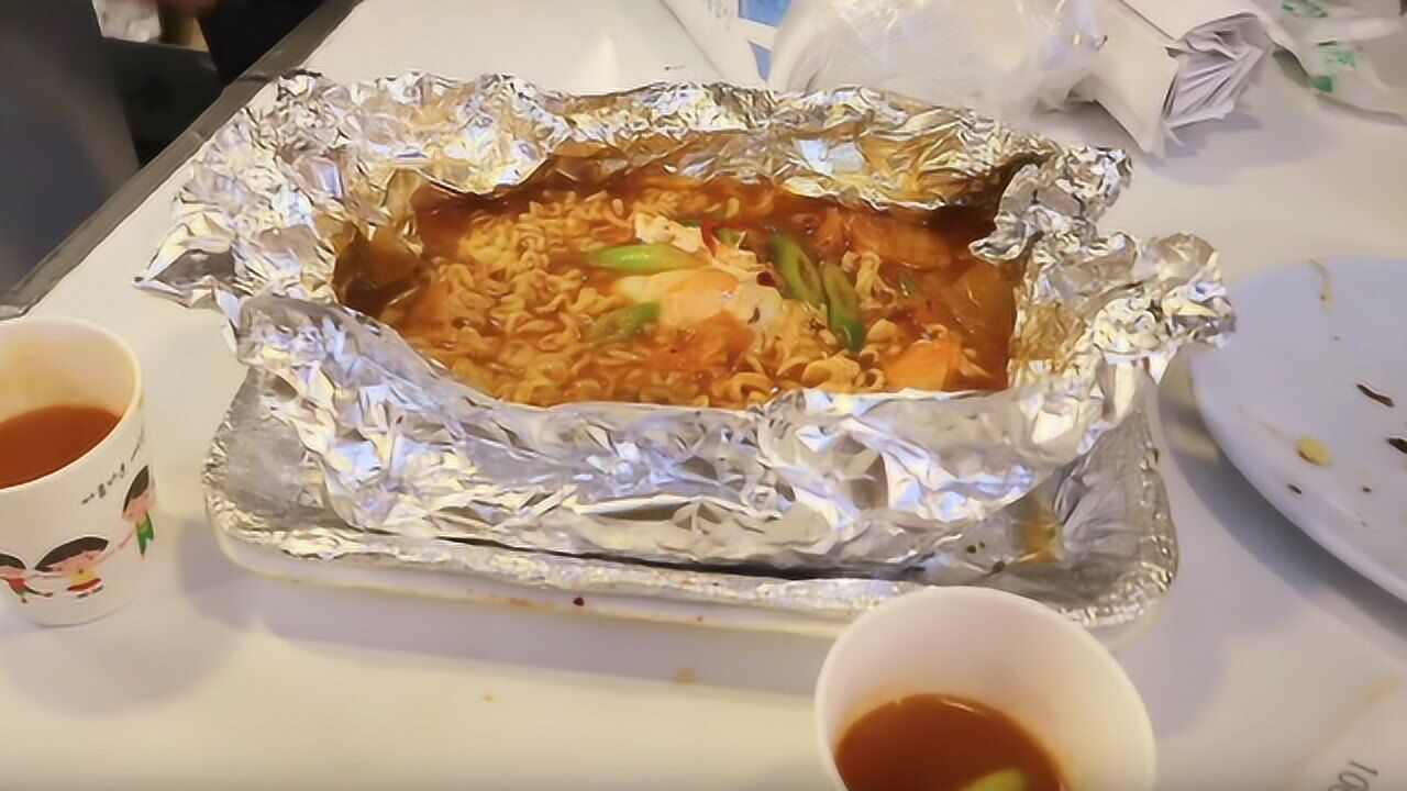 美味夜宵大搜罗:锡纸方便面,这么做还挺好吃