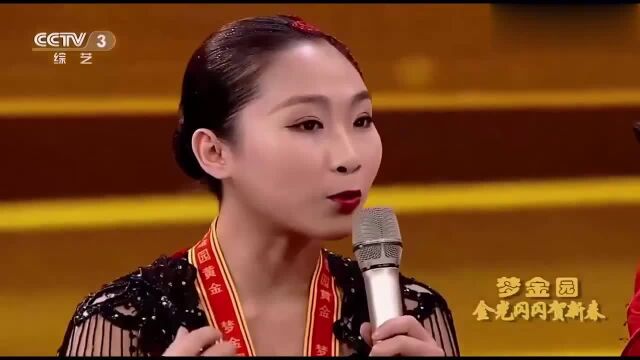 山东杂技夫妻组合登舞台,惊艳表演“肩上芭蕾”,获台下热烈掌声