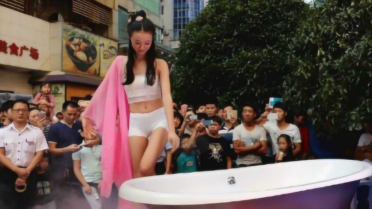 少女当着上千人面直播洗澡，脱下衣服后，眼前一幕看呆了众人_腾讯视频