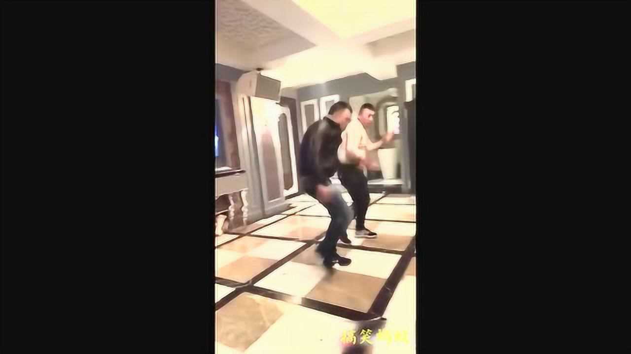 两个大哥在KTV跳舞,舞姿整齐,看着还不错!