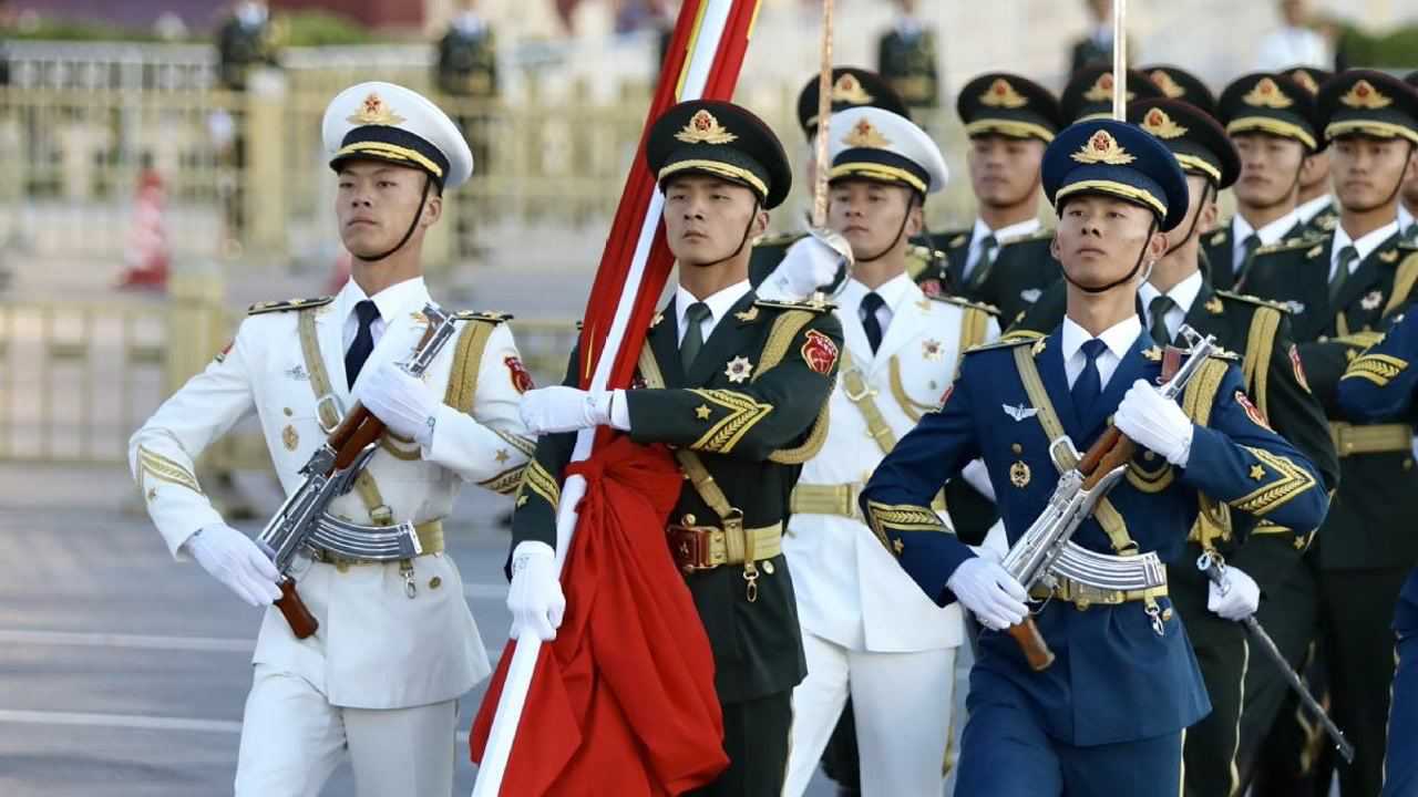 多大的暴雨,天安门的升旗仪式才会取消?看完佩服军人的魄力