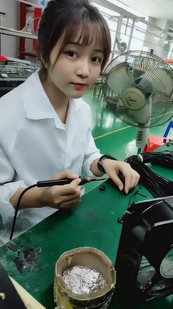 工厂焊锡工,笑容纯洁