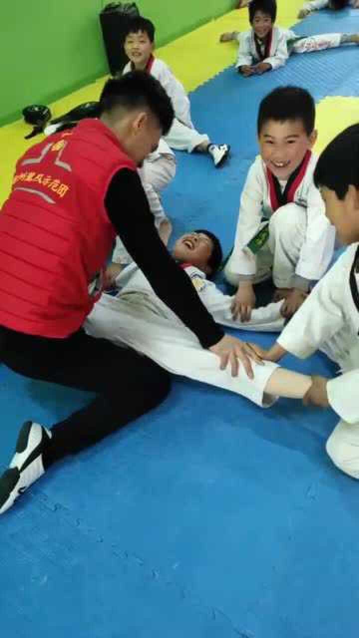 跆拳道魔鬼训练，教练帮助学员练习压胯，孩子疼得一直大叫！_高清