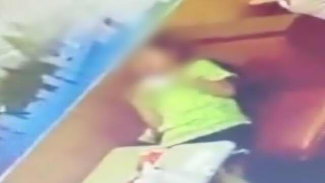 监拍:男孩边充电边玩手机疑触电身亡:突然身体僵直倒下