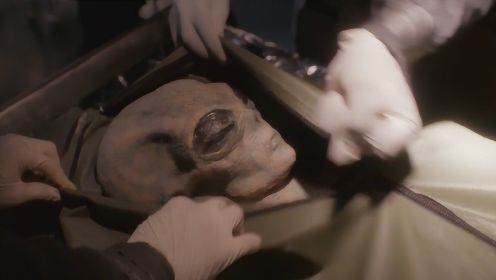 美剧《X档案》，科学家连夜解剖不明生物，居然是一具外星人尸体