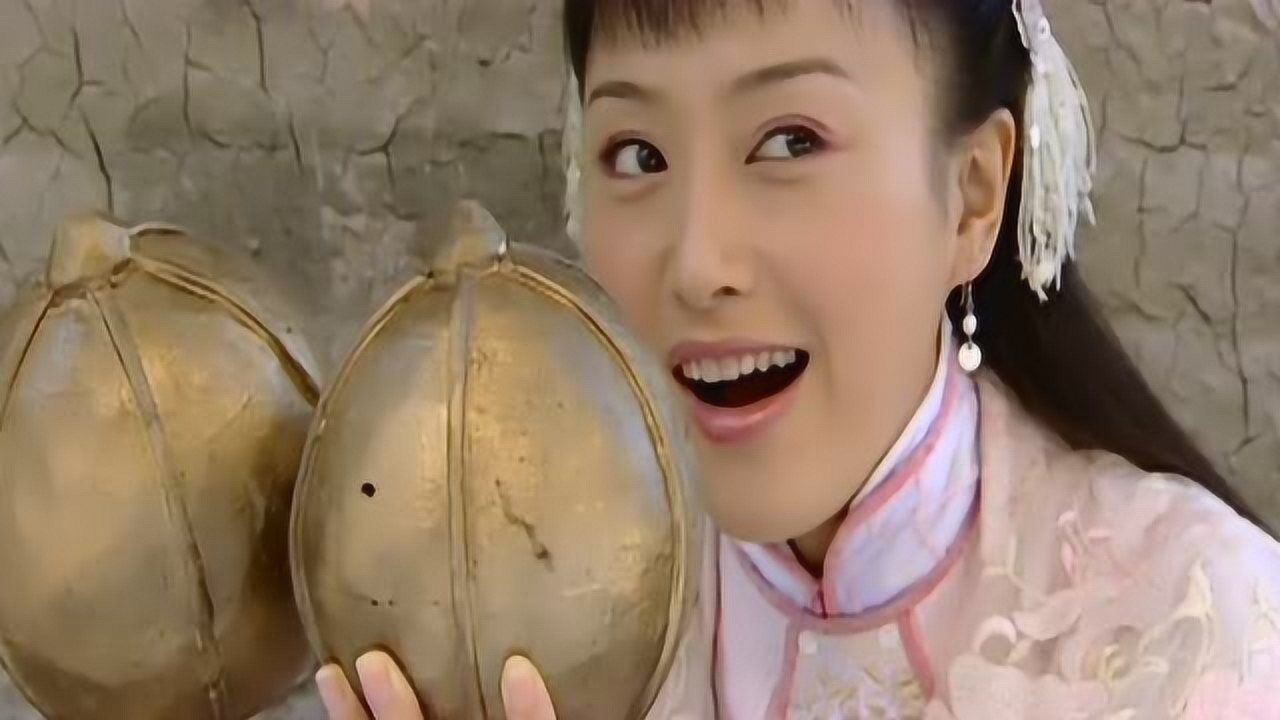 护花奇缘秦岚上演美女救英雄为了救人把小喽喽衣服都扒光