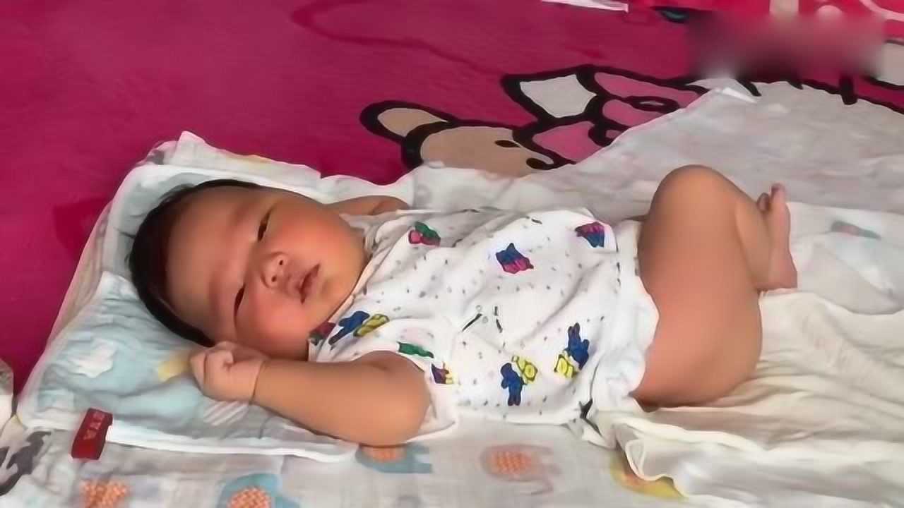 小宝宝睡醒了，光着个屁股小腿就这么抬起来，样子好萌呀_腾讯视频