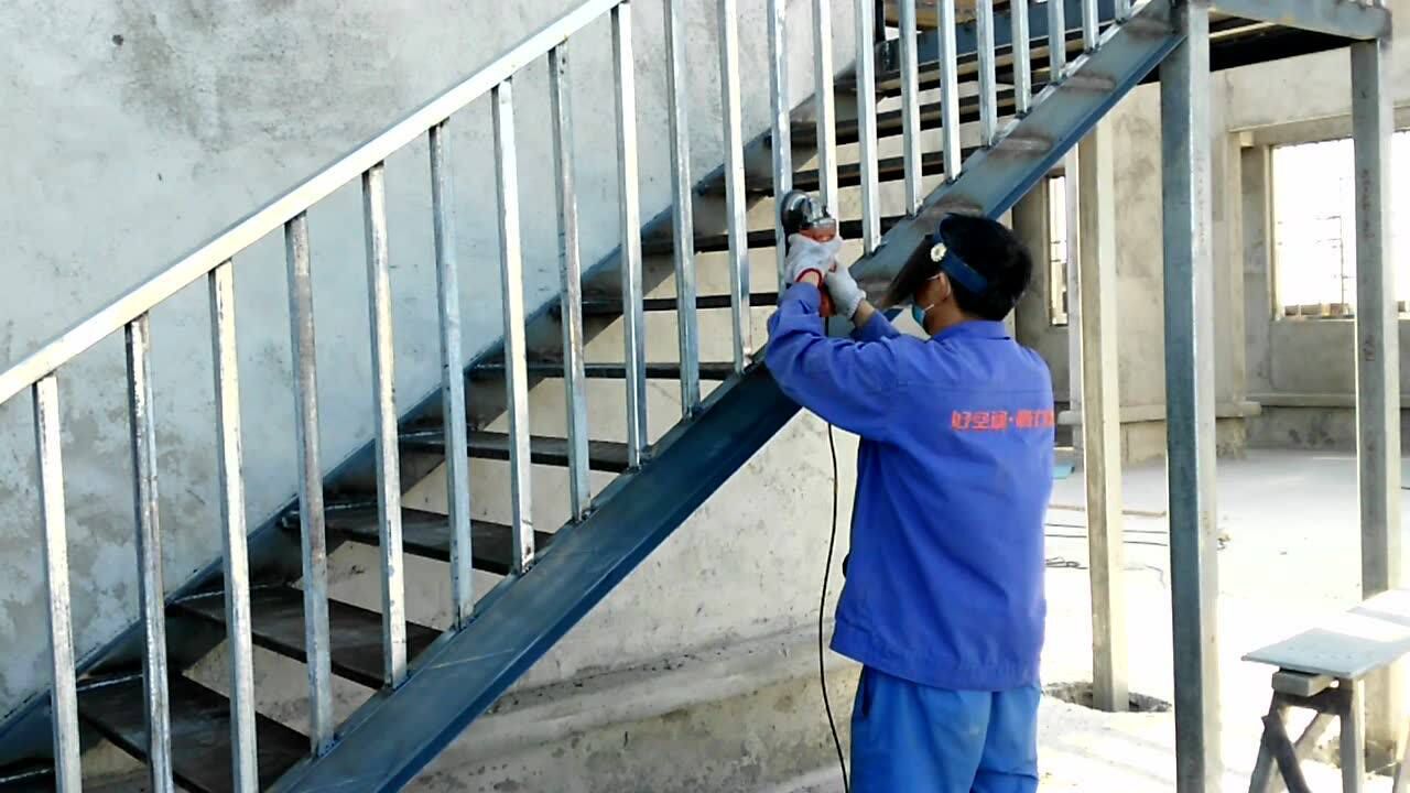 屋面上人孔钢爬梯起步高度