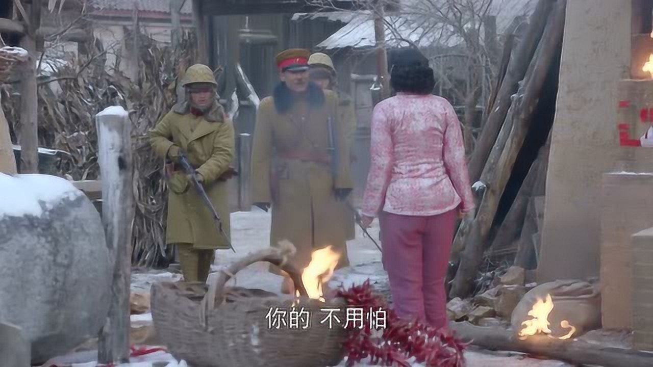 雪地娘子军迷茫女子开门要酒喝不料被鬼子看到险些糟蹋