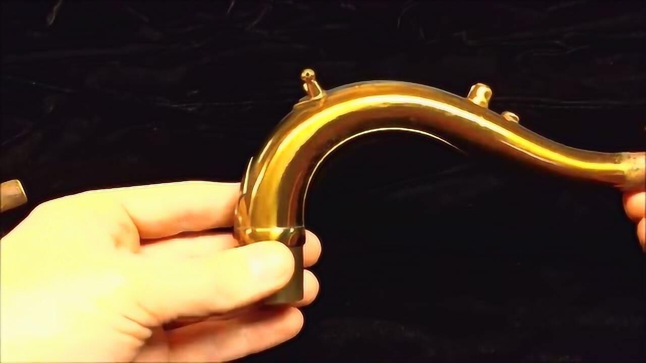萨克斯的笛头,看看,安装拧好!
