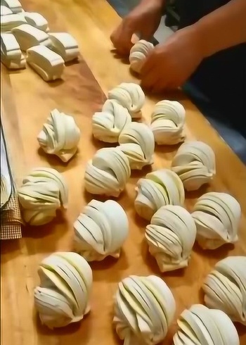 花卷完整做法,筷子压一下绕着筷子转一圈就搞定,手法很简单