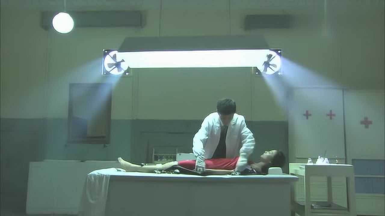 停尸间女尸突然睁眼,却发现,医生淡定地剪着自己的衣服!