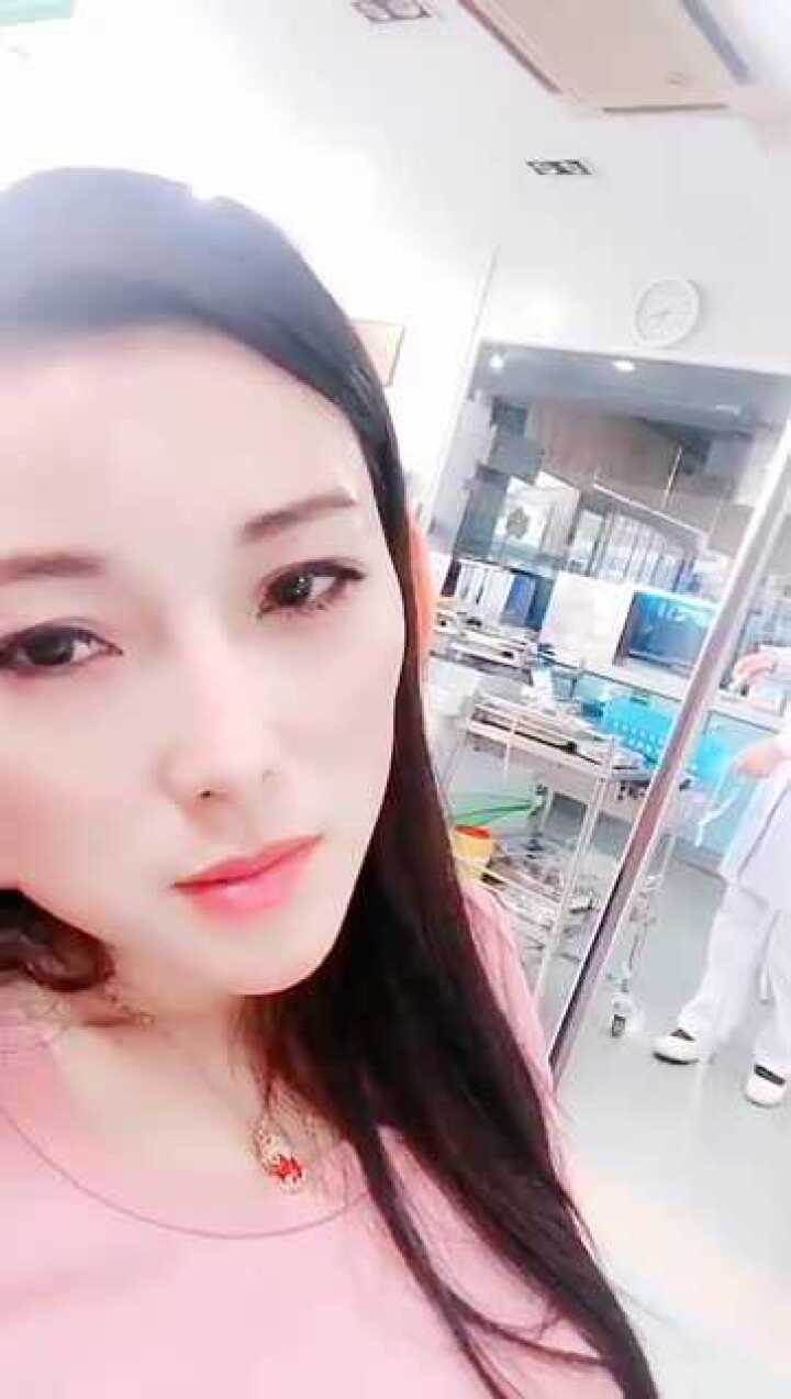 小姐姐小姐姐美女生病了在打點滴