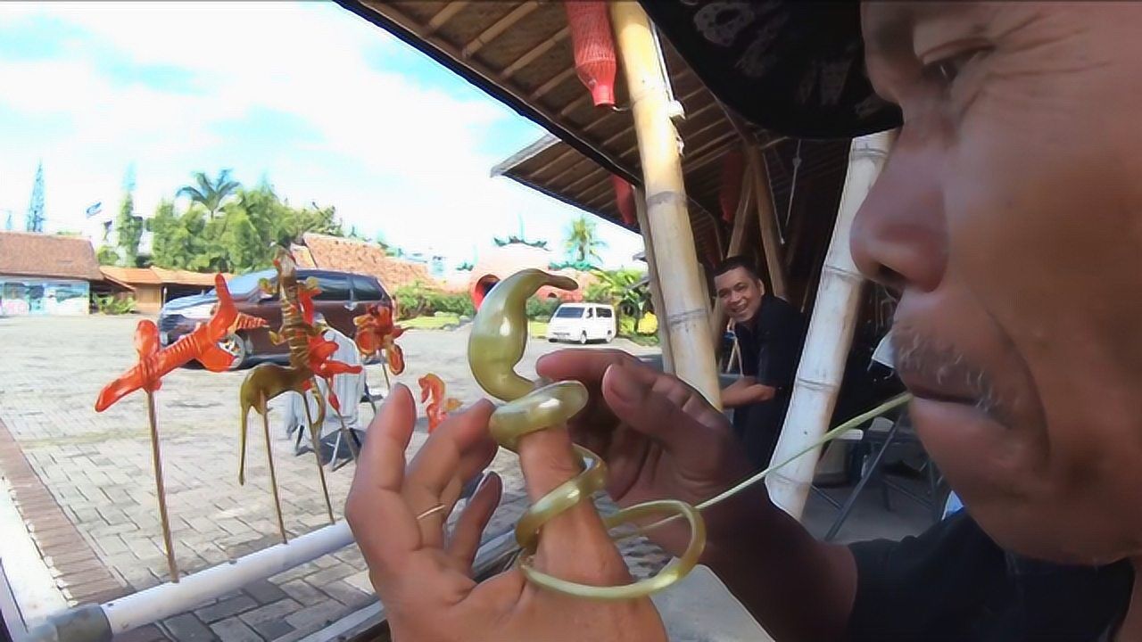 印尼街头的爆款小吃:吹糖人!老板用嘴吹出"蟒蛇"!简直太牛了