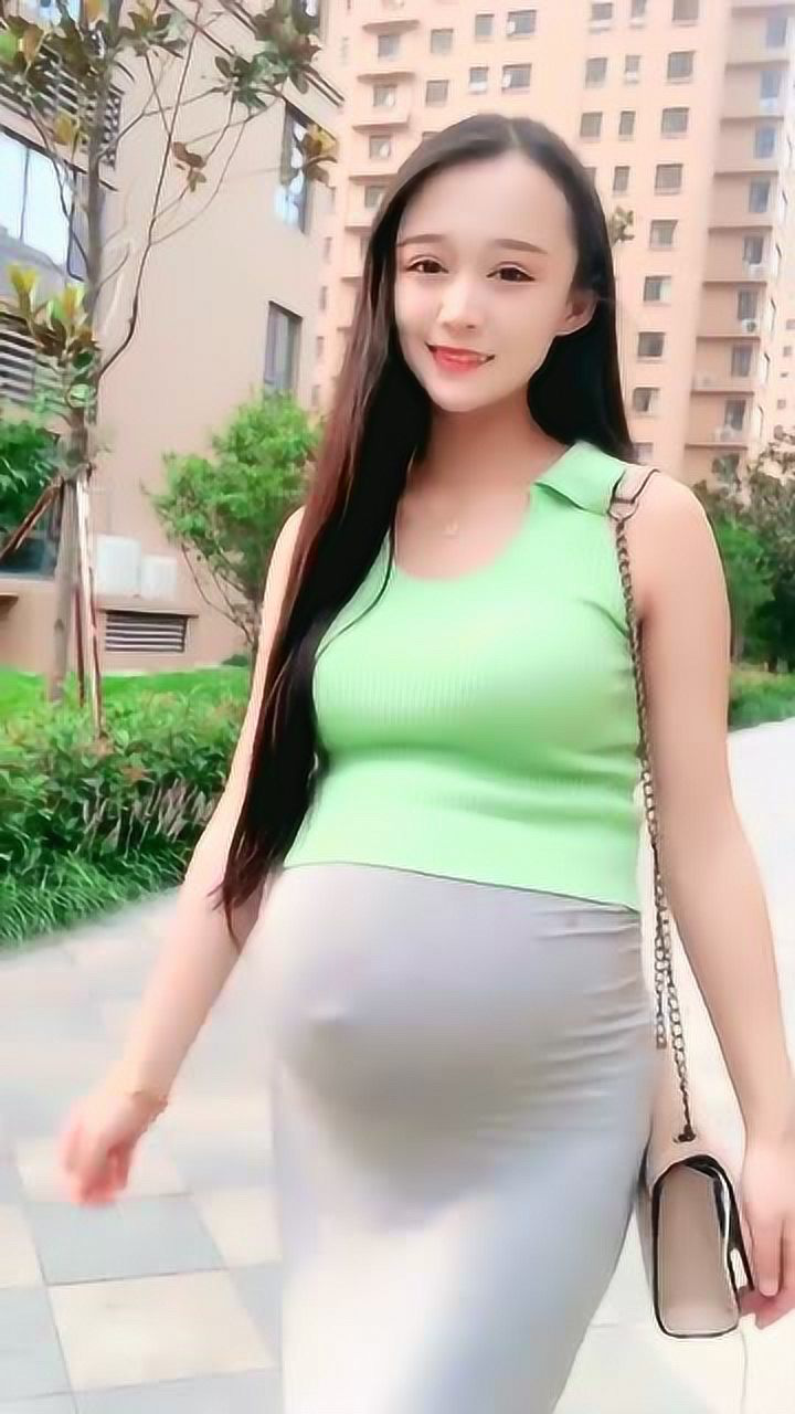 见识一下城里的孕妇美女,怀孕八个月身穿紧身衣,看着年龄不大