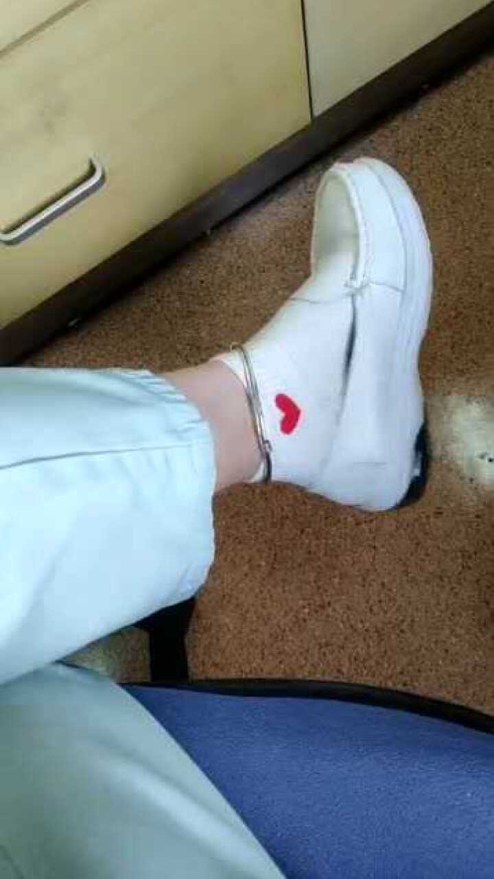 夏天的时候护士鞋也太捂脚了吧我都脚都捂臭了