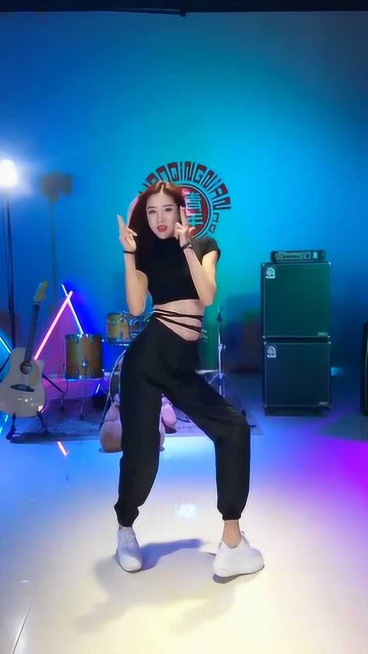 全身黑色装扮的美女热舞起来真是美网友好霸气的舞姿