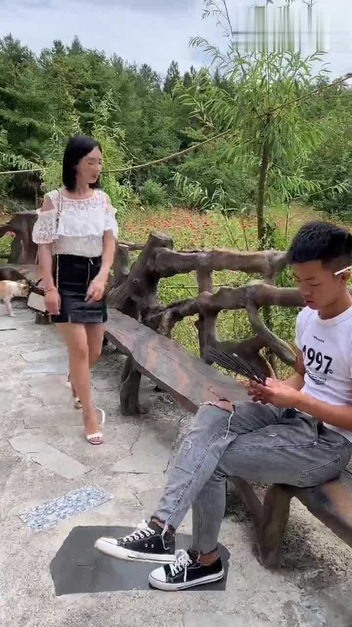 帅哥真皮竟然随手就把美女的鞋子拿走了