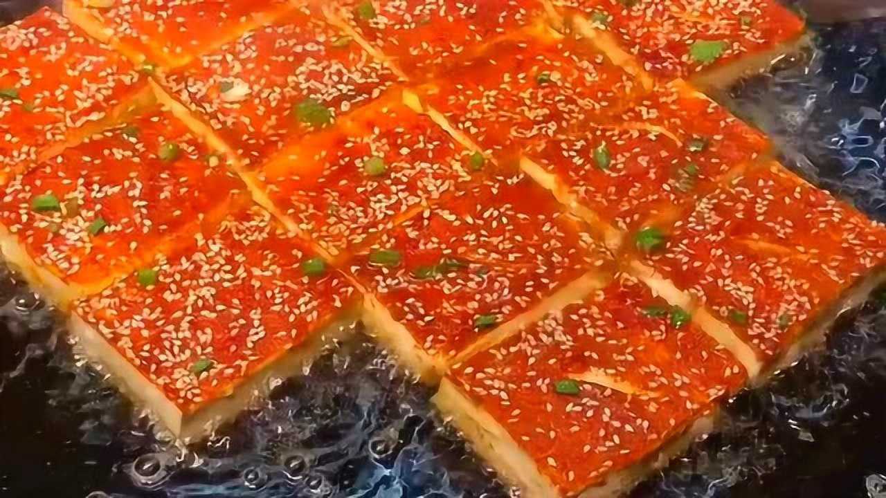 超级火爆的特色小吃铁板煎豆腐看着也太美味了