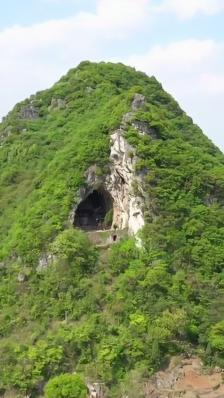 贵州一山一洞一人家,是谁把房子建在这山洞里,过着山顶洞人的生活
