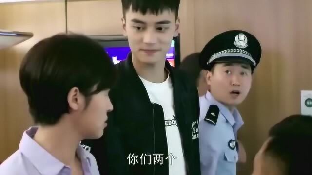 警察叫美女去做笔录,结果美女拿出证件,警察也要放她走