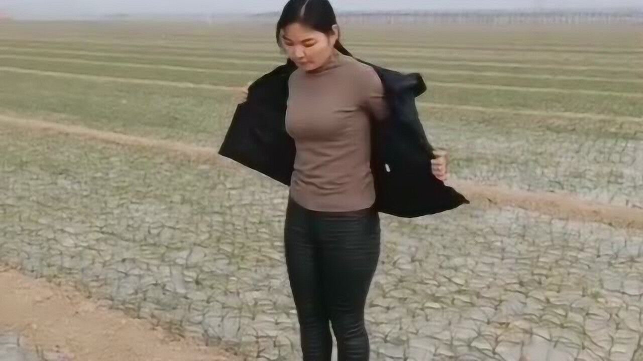 走了一路没看见厕所，快憋不住了，小姐姐竟然这样做_高清