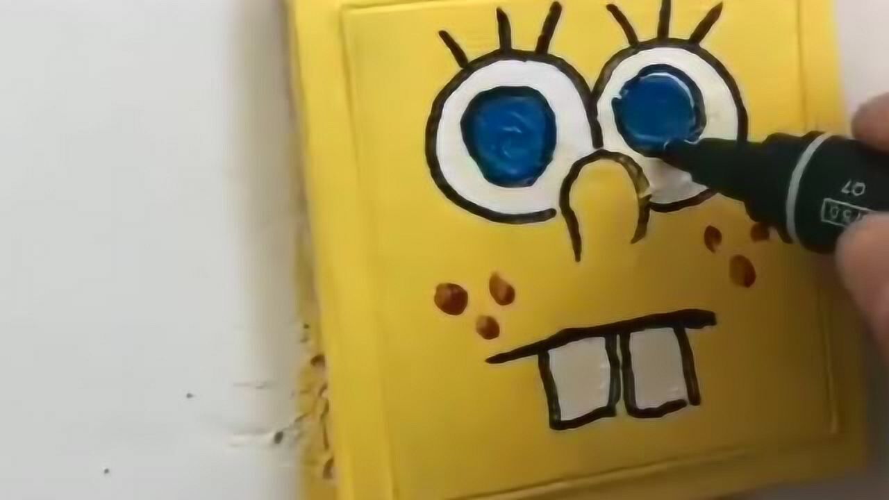 学画画的朋友用油彩把插座画成了卡通人物的样子后用了起来网友有才