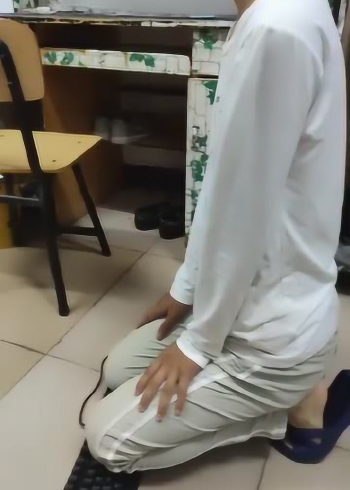 室友不理女朋友,被罚跪键盘,十秒钟硬生生被他说成跪了十分钟!