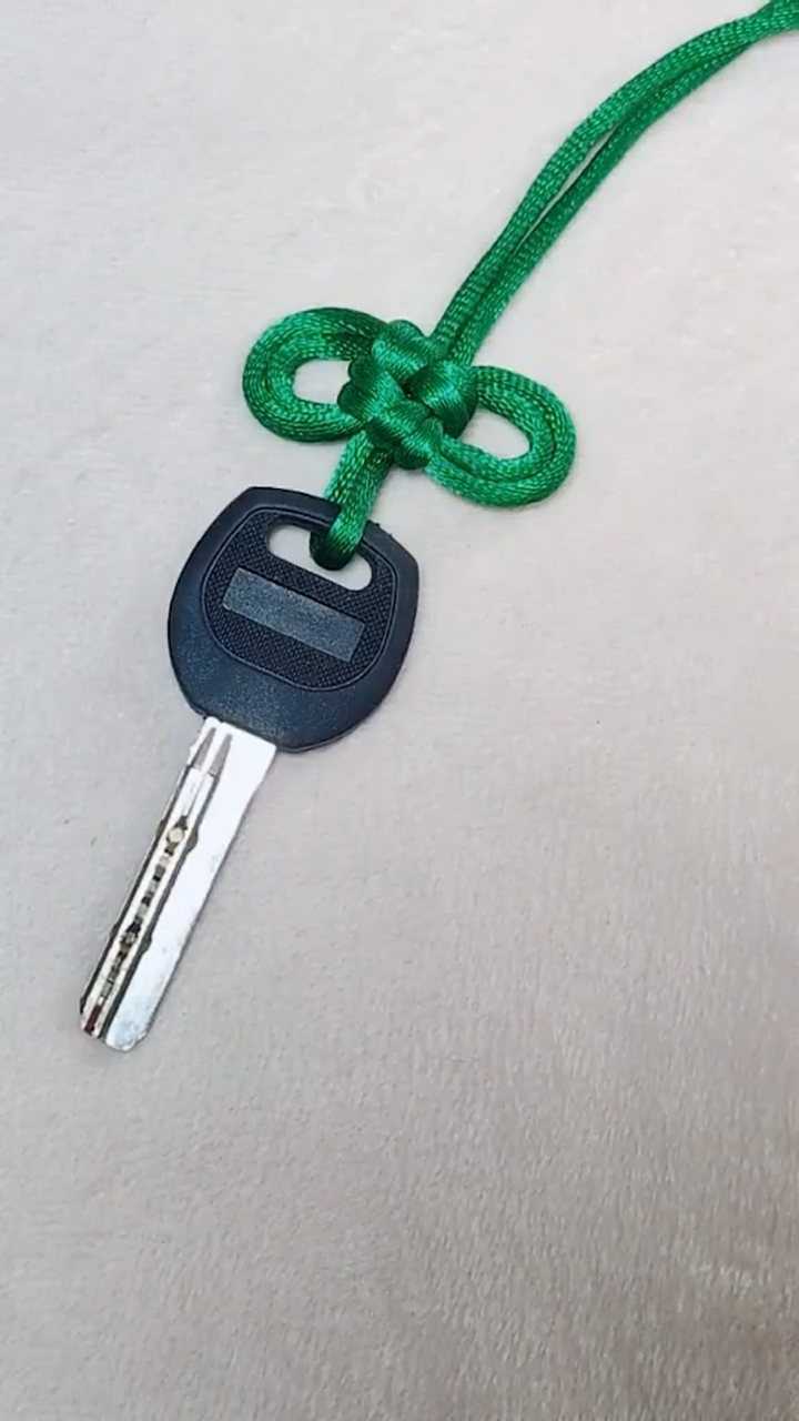 十分好看的一款钥匙扣的绳结,这种方法打出来的绳结很好看呢!