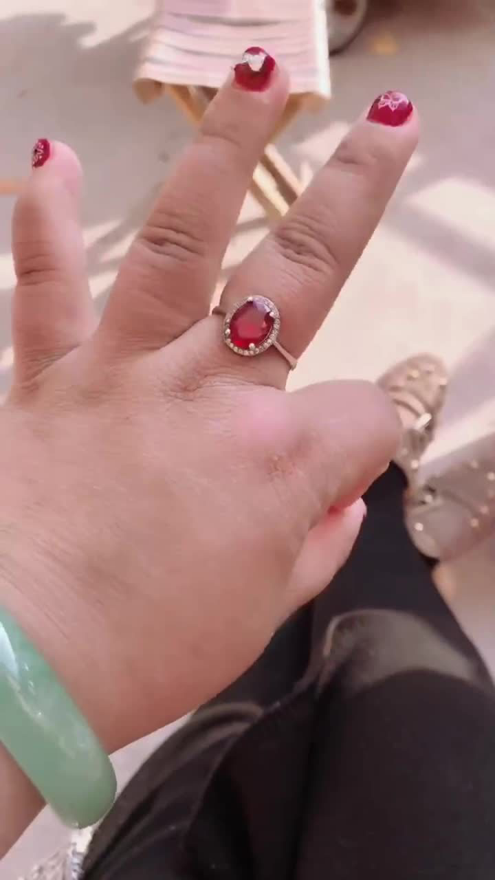 这个小胖手火了,胖胖的手好可爱!戒指亮了!