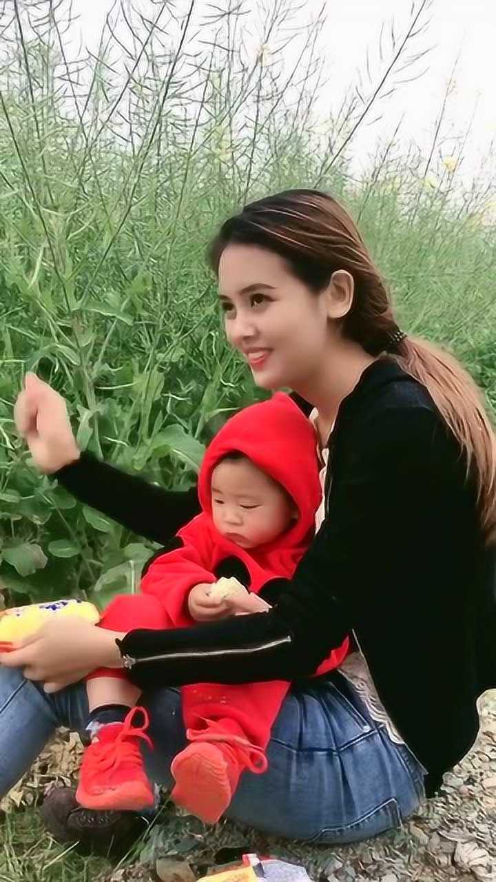 妈妈抱着孩子，美好的画面_高清
