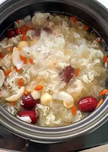 冰糖红枣银耳枸杞汤美容养颜又好喝