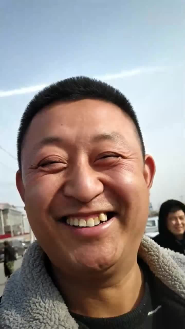 卡车司机宝哥大年初十偶遇卡友喊他们一块去吃点饭