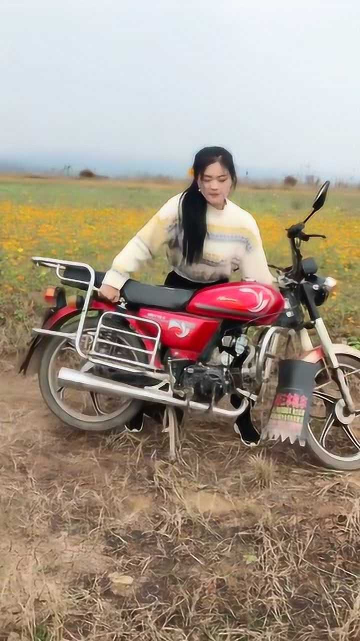 谁说女子不如男这个农村妹子抱起摩托车就转圈圈
