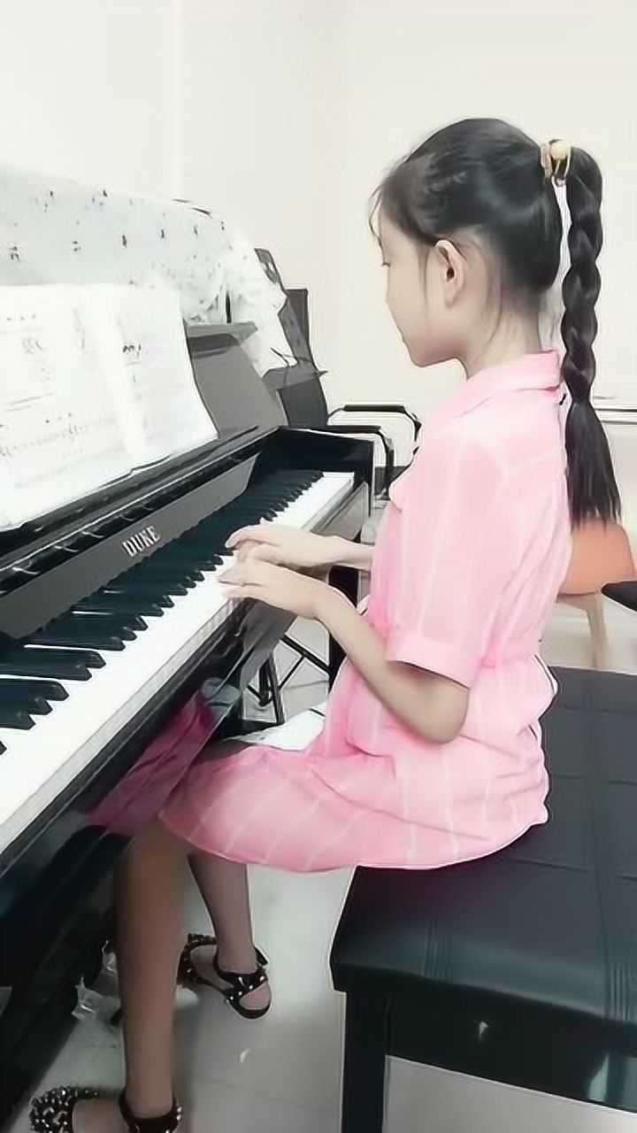 童模宋小睿真是多才多艺,不仅能歌善舞,会走秀,就连钢琴也精通