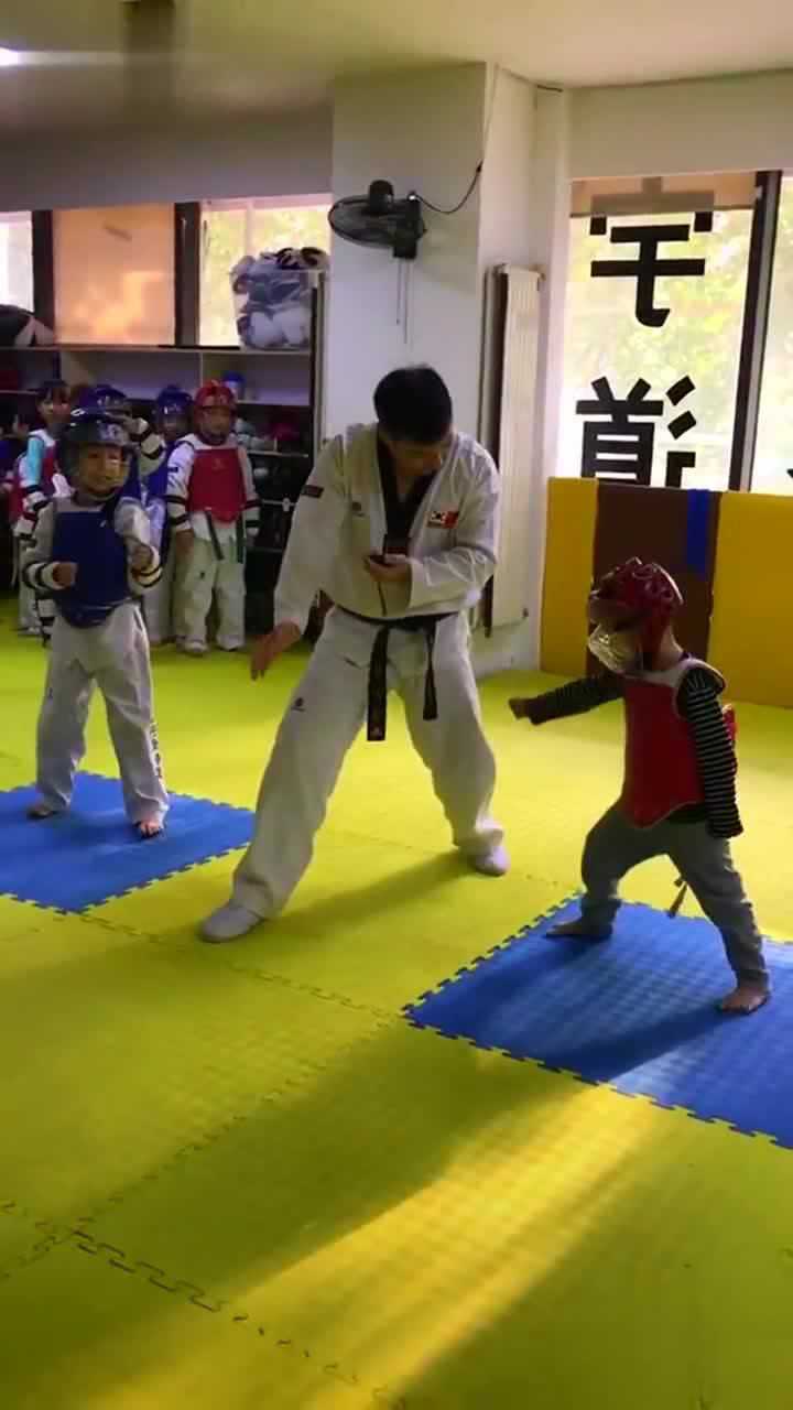 两个小孩打跆拳道果然是天下武功唯快不破啊哈哈哈