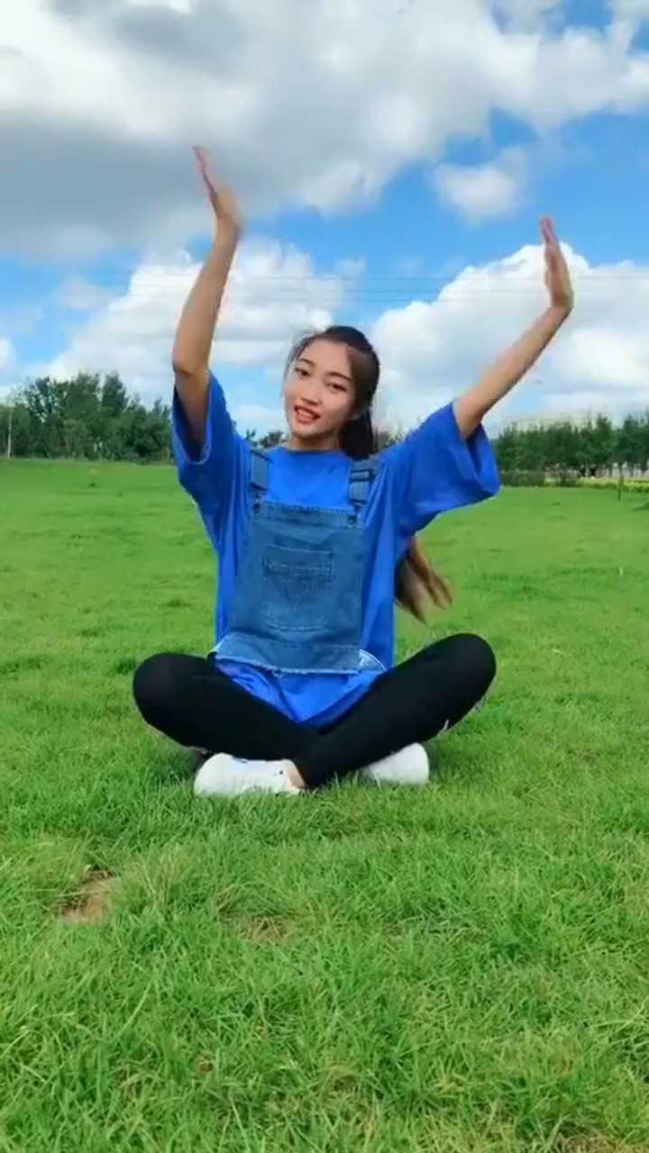 幼师美女在准备幼儿园舞蹈我看了一遍感觉太可爱了