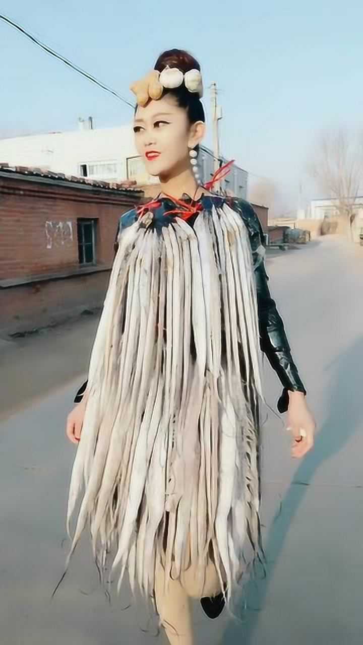 小姐姐真会玩竟然把鱼挂在身上隔着屏幕我都觉得闻到了鱼腥味