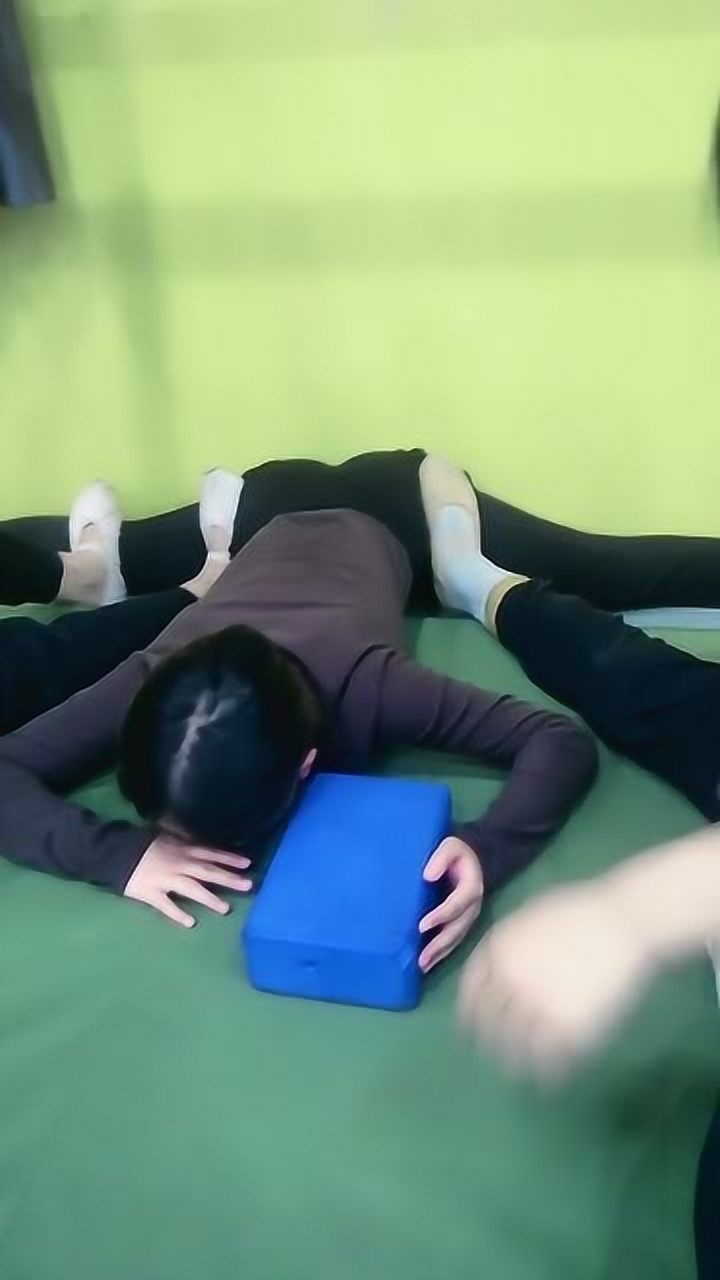 超疼的踩横叉训练,加油啊